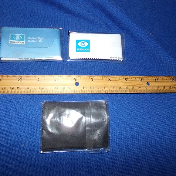 New! Set of 3 Eye Glasses Cleaning Polishing Cloths - Unopened Plastic Wrapped - Picture 3 of 4